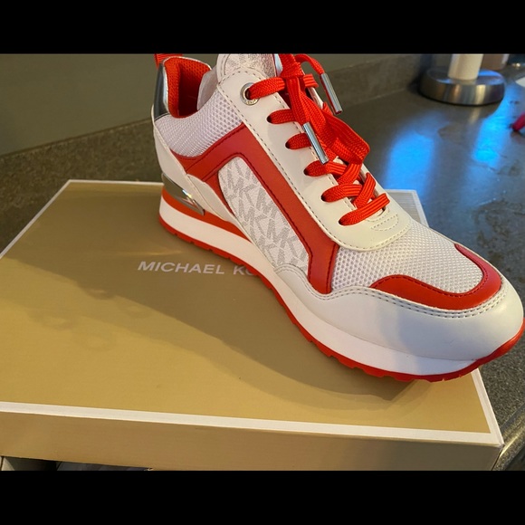 Brand new! Michael Kors sneakers size 7.5 - Picture 2 of 4